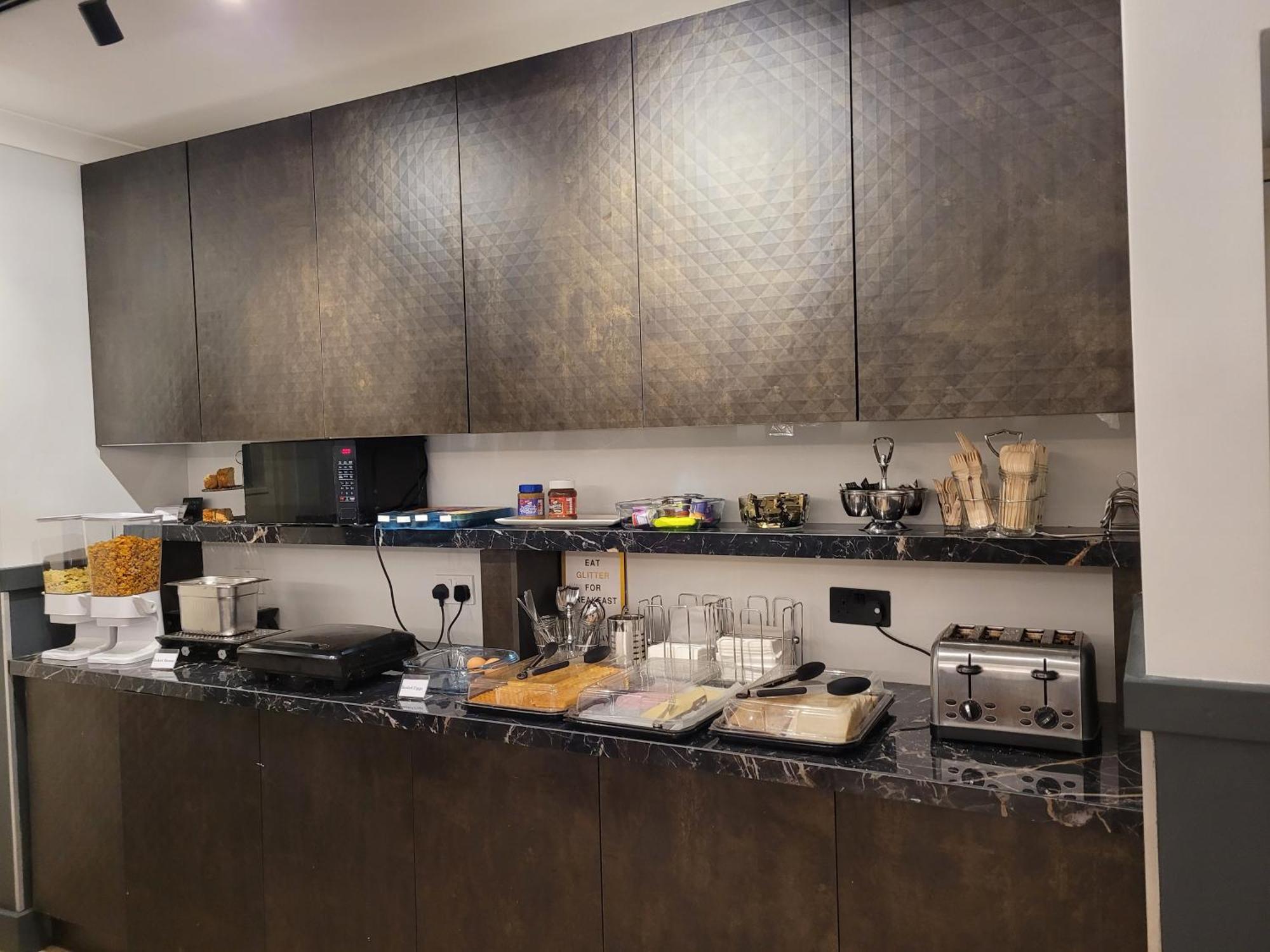 The Gatwick White House Hotel Horley Ngoại thất bức ảnh
